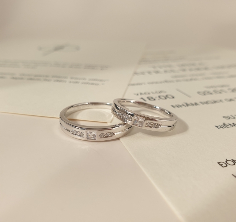 Nhẫn Cưới 1 hột vuông - 2 hàng kết tấm