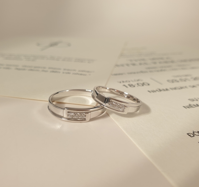 Nhẫn Cưới kiểu 3 hột tấm