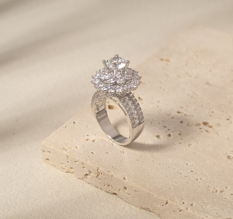 Nhẫn Chủ Hoa Tia Tấm Italy