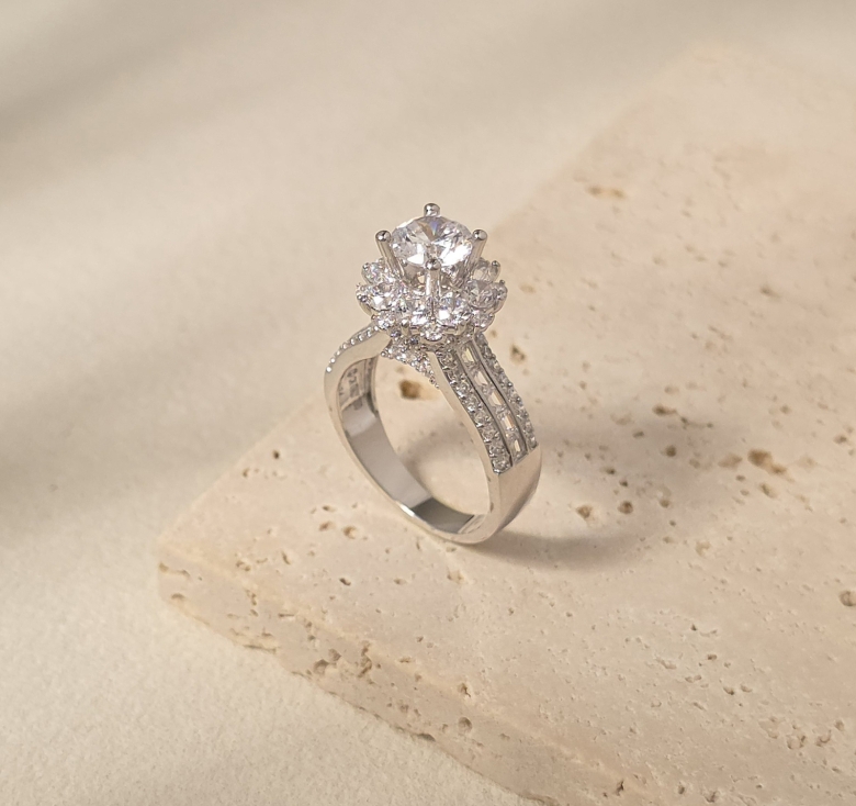 Nhẫn Chủ Hoa Tròn Kết Tấm Italy