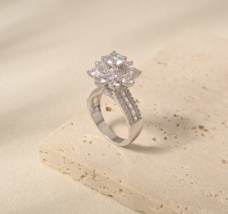 Nhẫn Chủ Hoa 8 Cánh Đá Trắng Italy