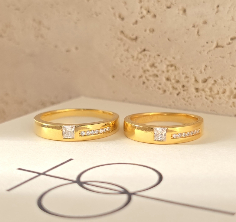 Nhẫn Hột Vuông 1 Bên Đai 1 Hàng Tấm 16K