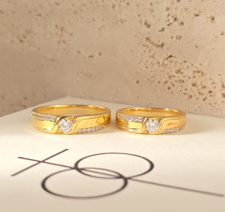 Nhẫn 1 Hột Chấu Lượn Đai Trơn 1 Hàng Tấm 16K