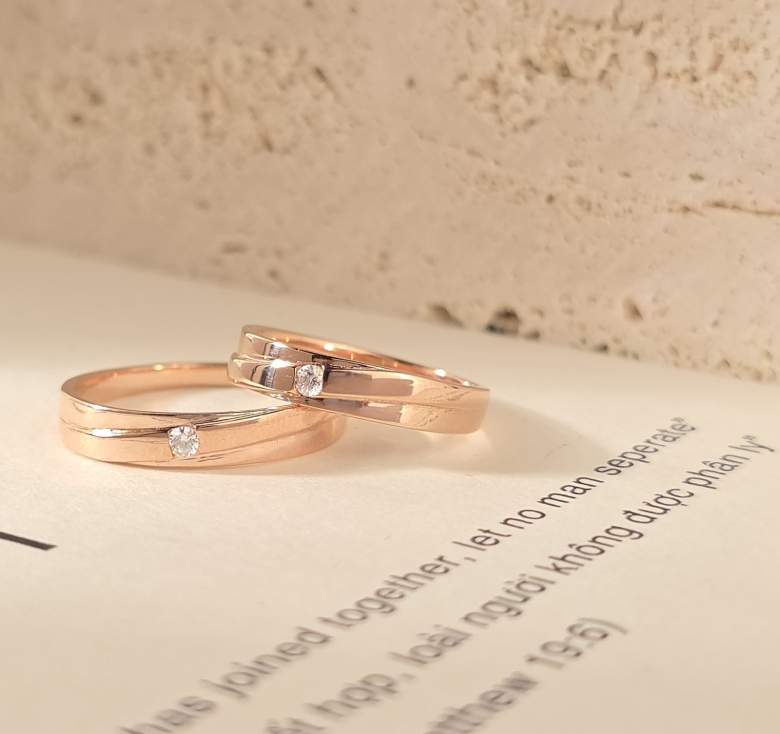 Nhẫn 1h Gờ Chéo Trơn Hồng Italy