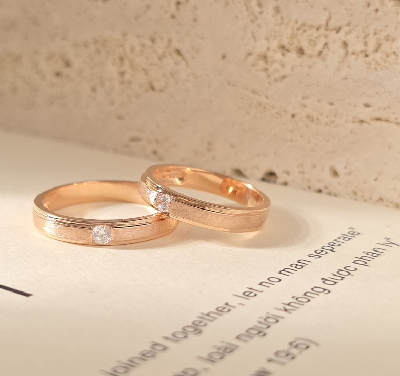 Nhẫn Hột Trắng Đai Nhám Hồng Italy