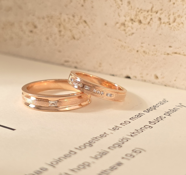 Nhẫn 1h Cn Sọc Ngang Nhám Hồng + Nhẫn Khúc Cn Tấm Hồng Italy
