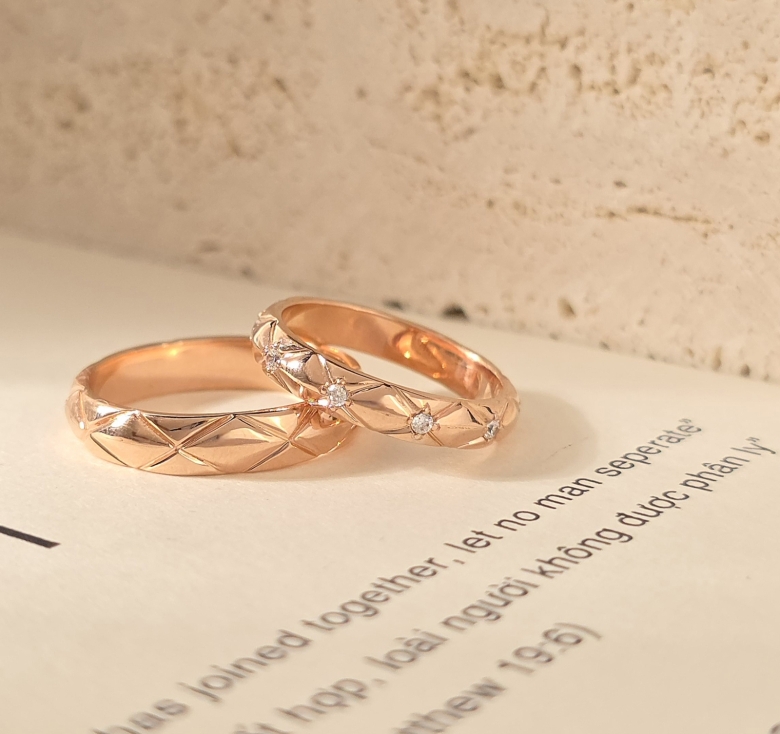 Nhẫn Mo Hồng Chạm X Trơn + Nhẫn Mo Hồng Chạm X Tấm Italy