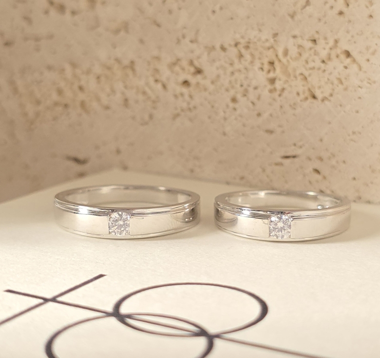 Nhẫn 1 Hột Trắng Bản Nổi Trơn Italy 