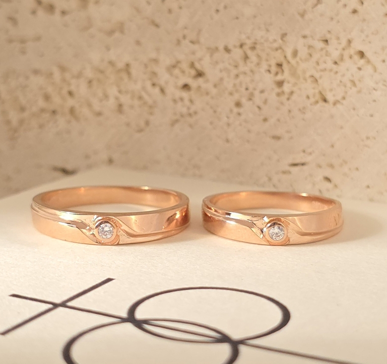 Nhẫn 1h Trắng CB Xéo Đai Trơn Hồng Italy