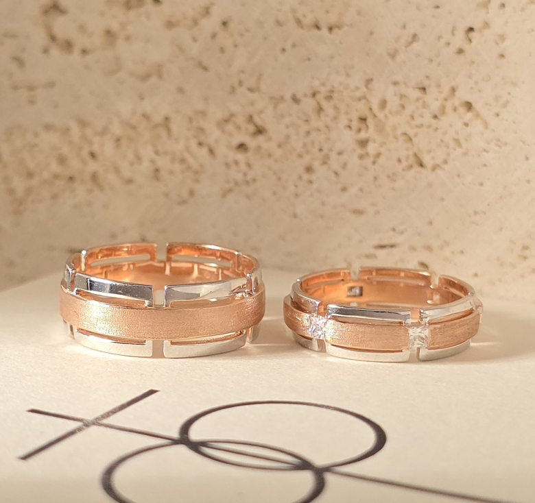 Nhẫn Nhám Hồng Viền Khúc Trắng Trơn Italy