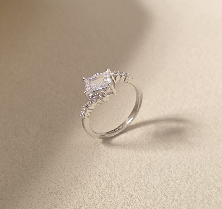 Nhẫn Hột Cn Xéo 2Hg Tấm Italy