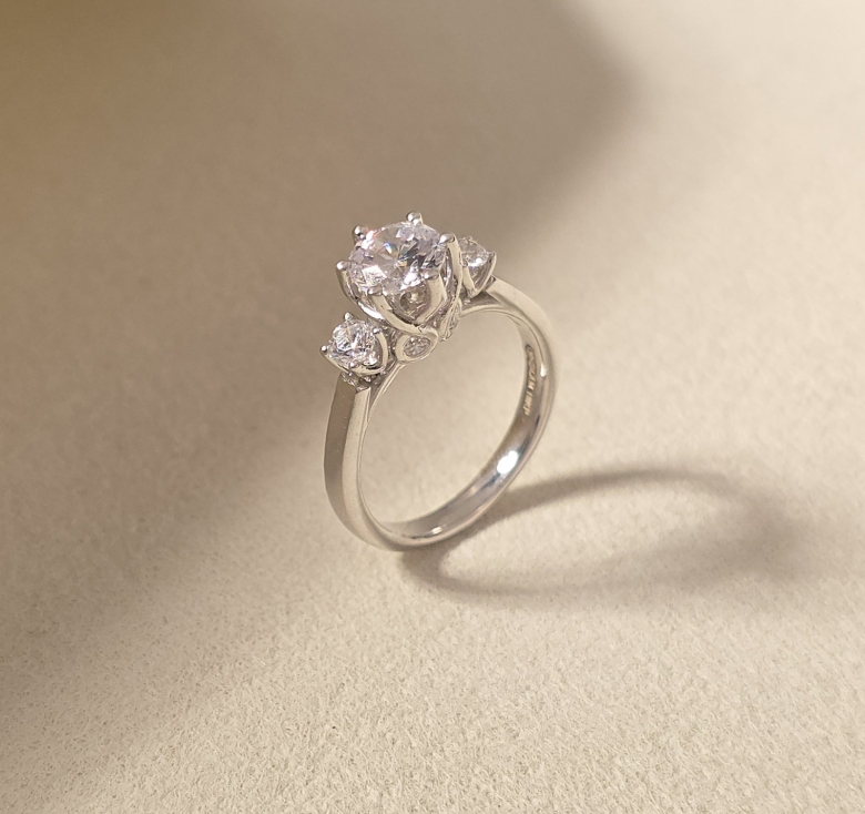 Nhẫn Chủ 6 Chấu 2H Trắng 2 Bên Italy