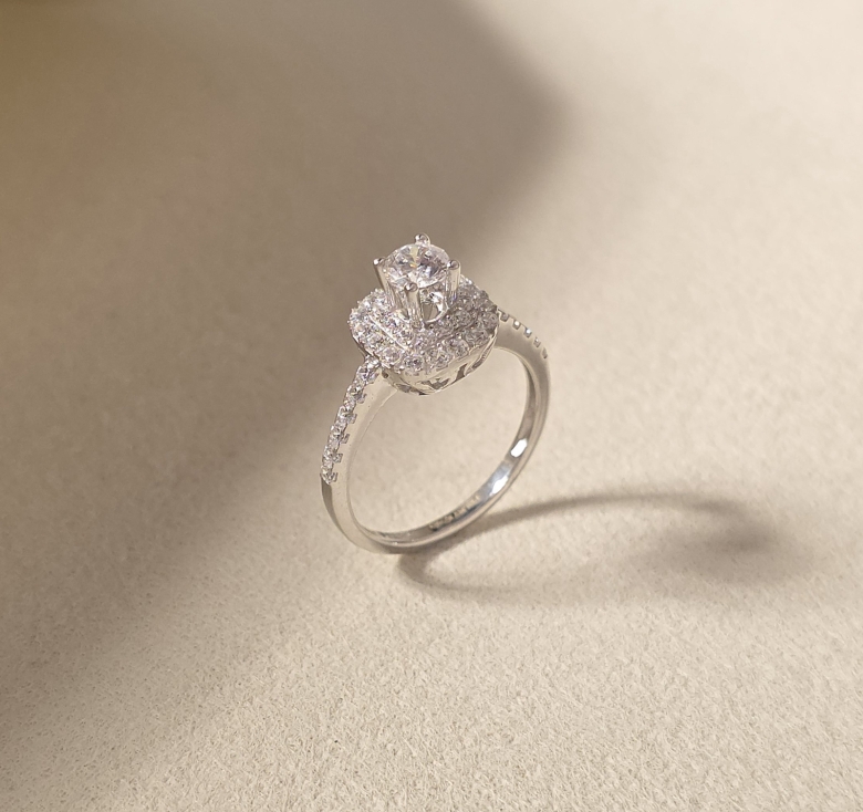 Nhẫn Chủ Vuông Kết Tấm Italy