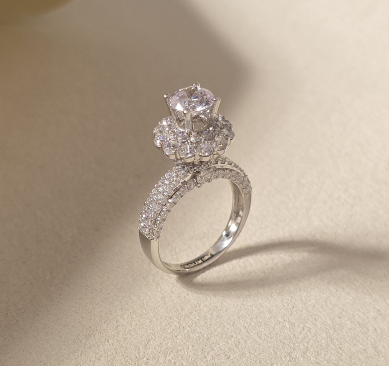 Nhẫn Chủ Hoa H.trắng Đai Tấm Italy 