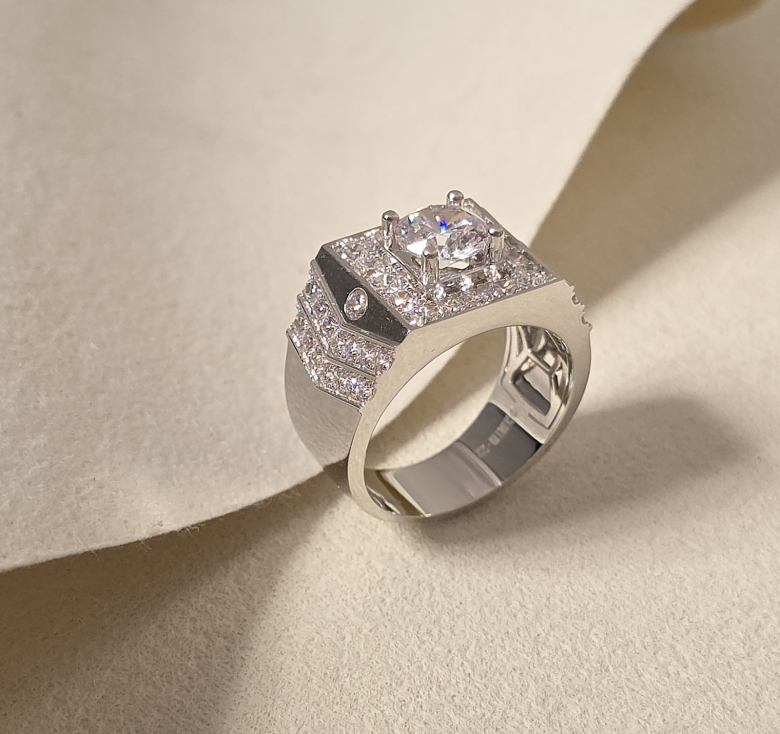 Nhẫn Chủ Vuông Tấm Đai 2Hg Đá Mũi Tên Italy 