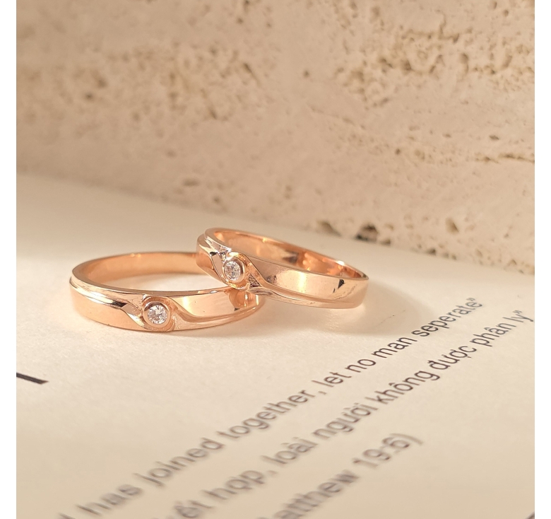 Nhẫn 1h Trắng CB Xéo Đai Trơn Hồng Italy