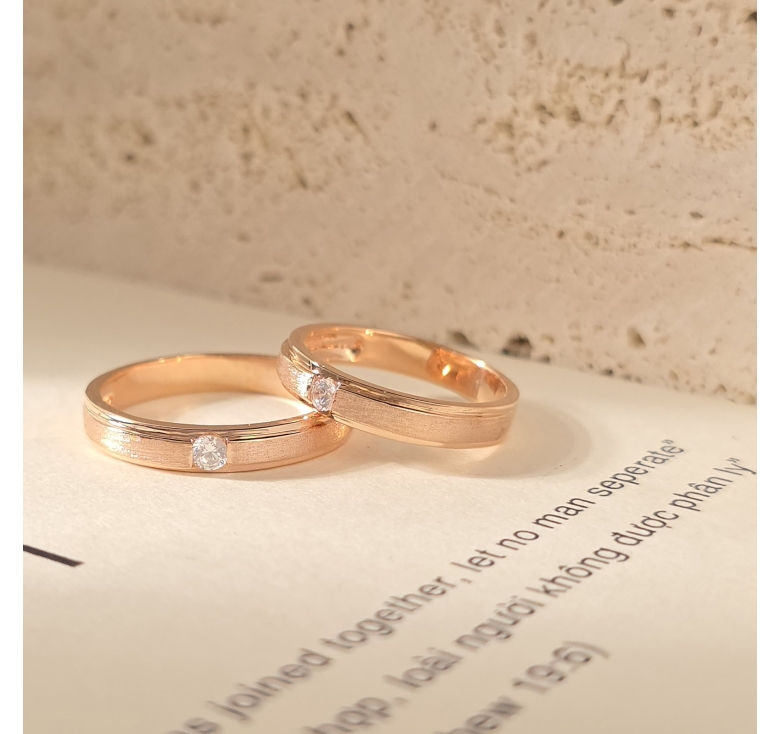 Nhẫn Hột Trắng Đai Nhám Hồng Italy