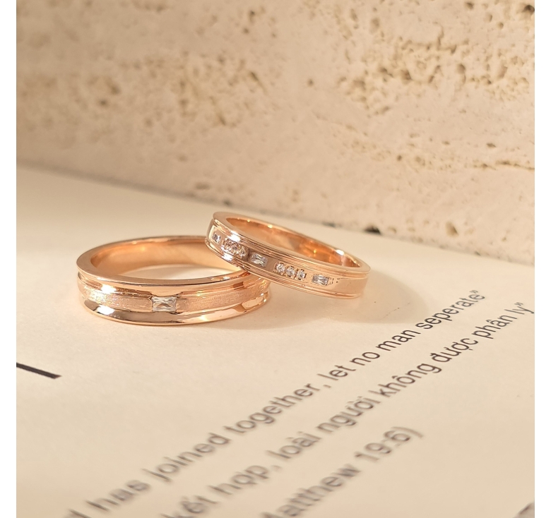 Nhẫn 1h Cn Sọc Ngang Nhám Hồng + Nhẫn Khúc Cn Tấm Hồng Italy