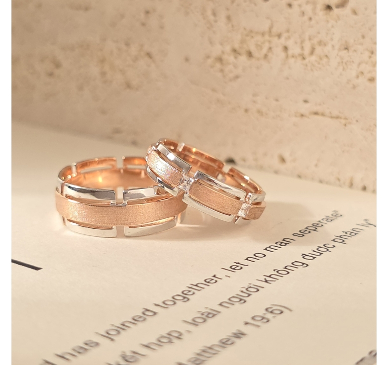 Nhẫn Nhám Hồng Viền Khúc Trắng Trơn Italy
