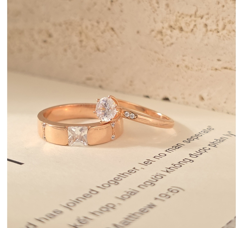 Nhẫn Hột Vuông Đai Trơn Hồng  2h Nhí + Nhẫn Chủ Đai Trơn Hồng 2h Nhí Italy