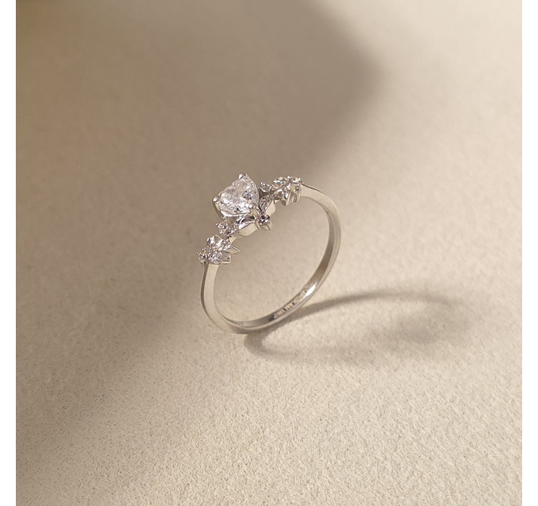 Nhẫn Hột Tim Trắng Lá Trơn Italy