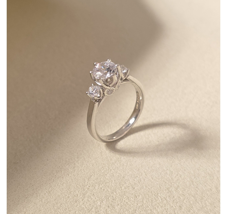 Nhẫn Chủ 6 Chấu 2H Trắng 2 Bên Italy