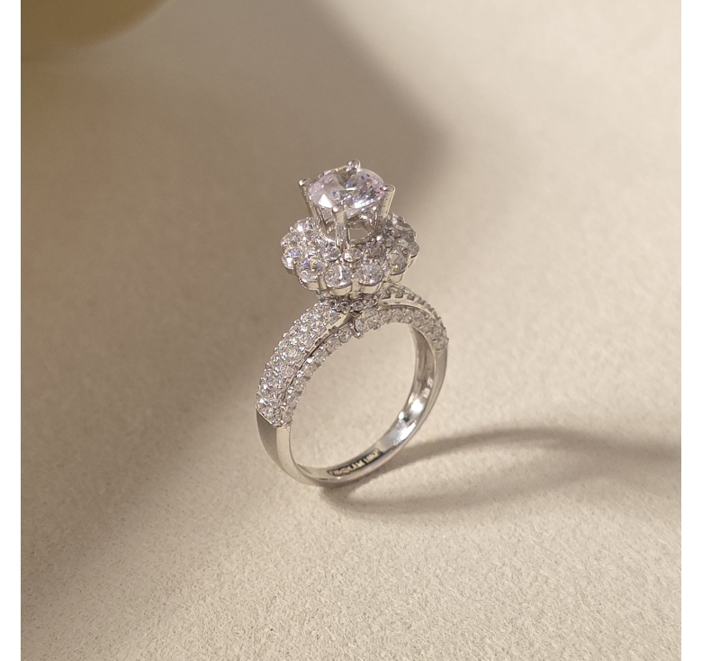 Nhẫn Chủ Hoa H.trắng Đai Tấm Italy 